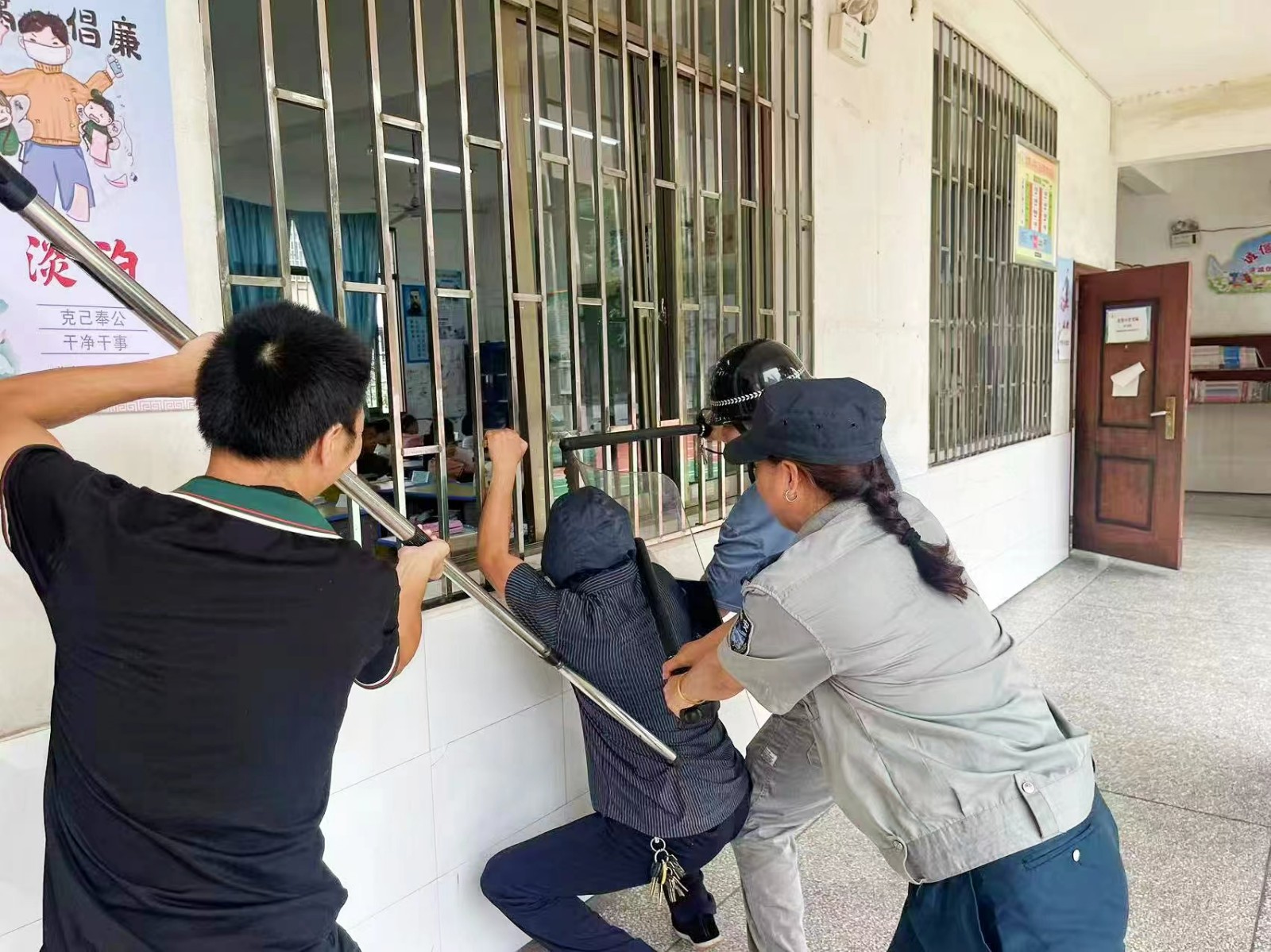 北塔小學(xué)成功舉行反恐防暴應(yīng)急演練