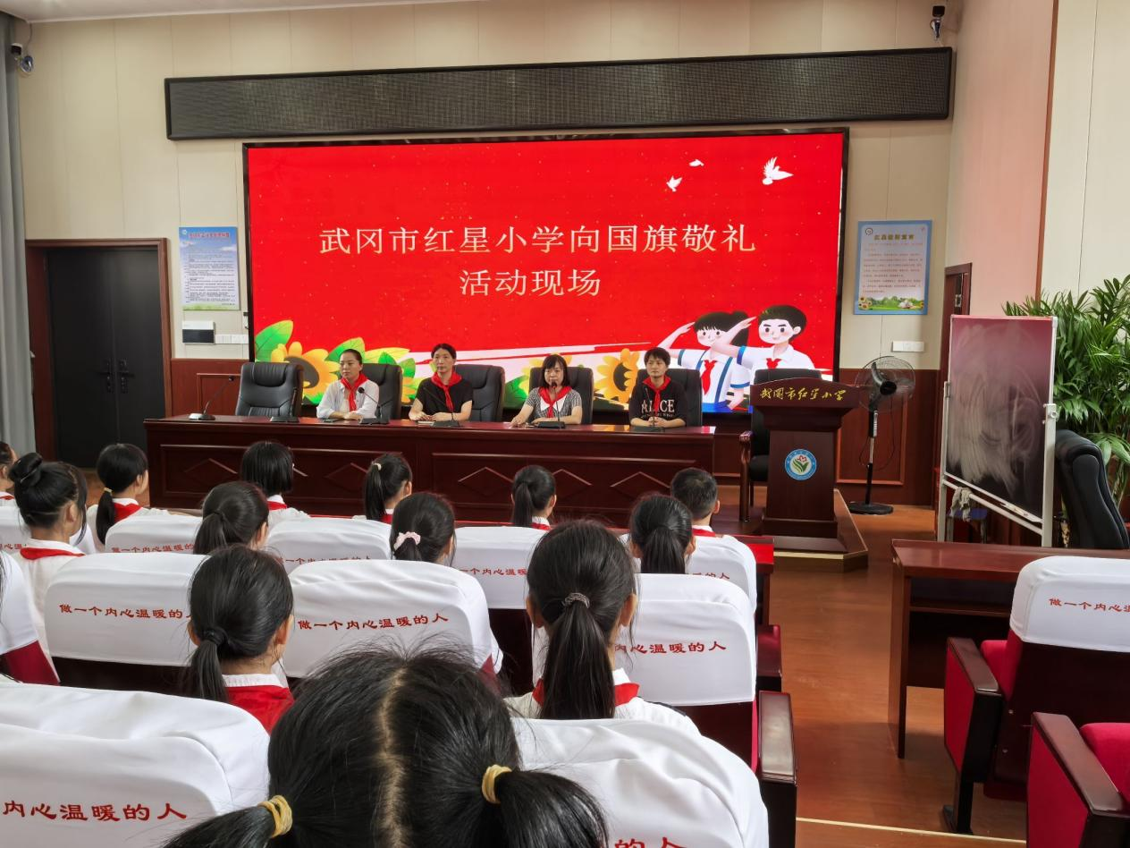 紅星小學(xué)開展“一人一句心里話，千言萬語頌祖國”現(xiàn)場寄語