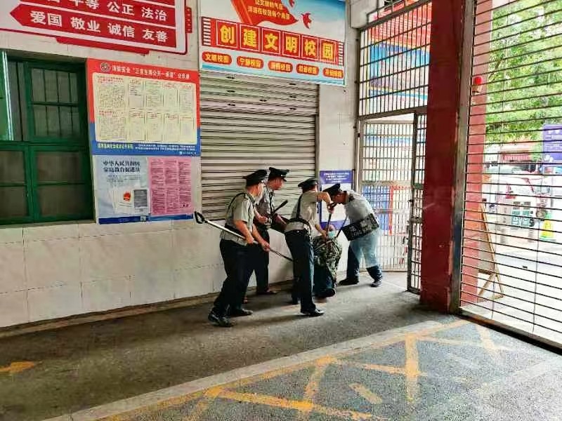 解放小學(xué)開展校園反恐防暴應(yīng)急 演練