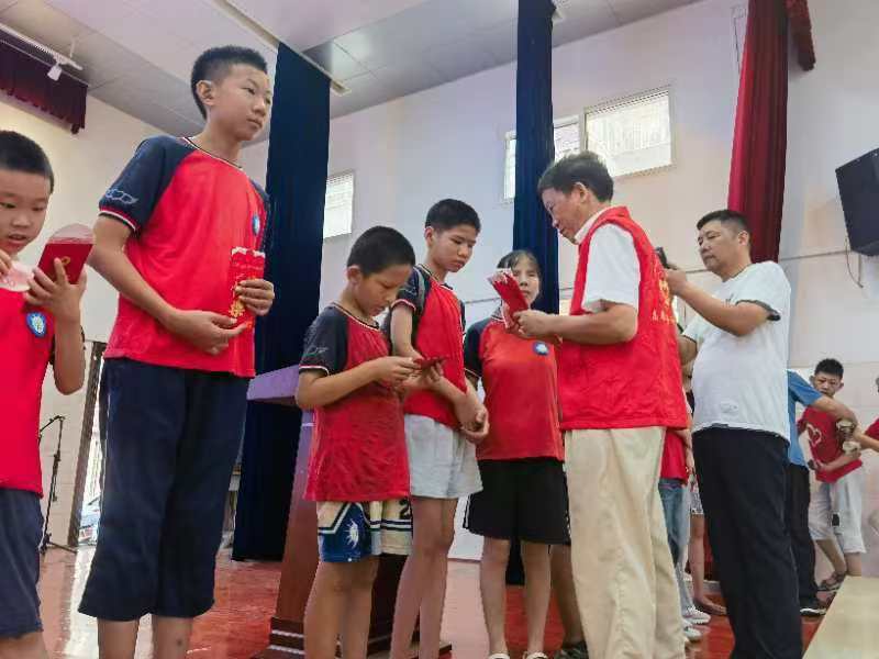 志存高遠(yuǎn)獻(xiàn)愛(ài)心