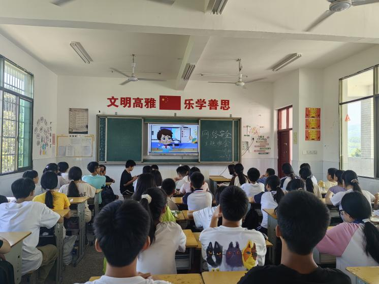 回龍寺鎮(zhèn)軍田中學(xué)開展“網(wǎng)絡(luò)安全宣傳周”校園日