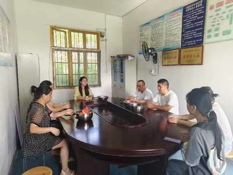 村支兩委暖心慰問，共慶教師節(jié)情誼深