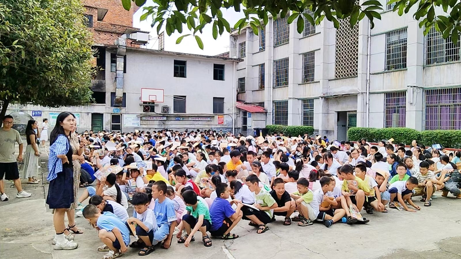 紅星小學(xué) 開展防震、消防、防恐、防暴綜合安全應(yīng)急疏散集中演練