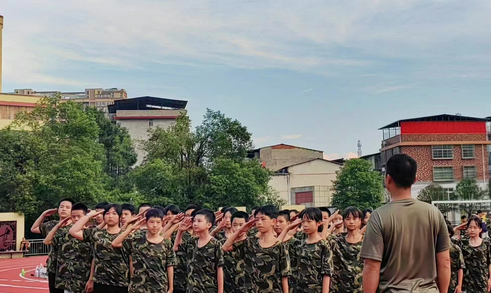 塘渡口中學(xué)新生入學(xué)特色教育活動(dòng)圓滿結(jié)束