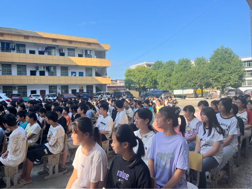 法治陽光進(jìn)校園，護(hù)航青春助成長