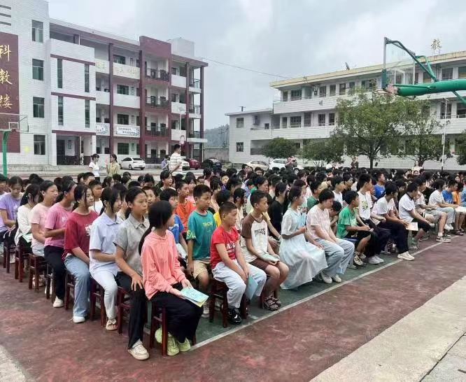 萬塘中學舉行 開學典禮暨法治教育進校園