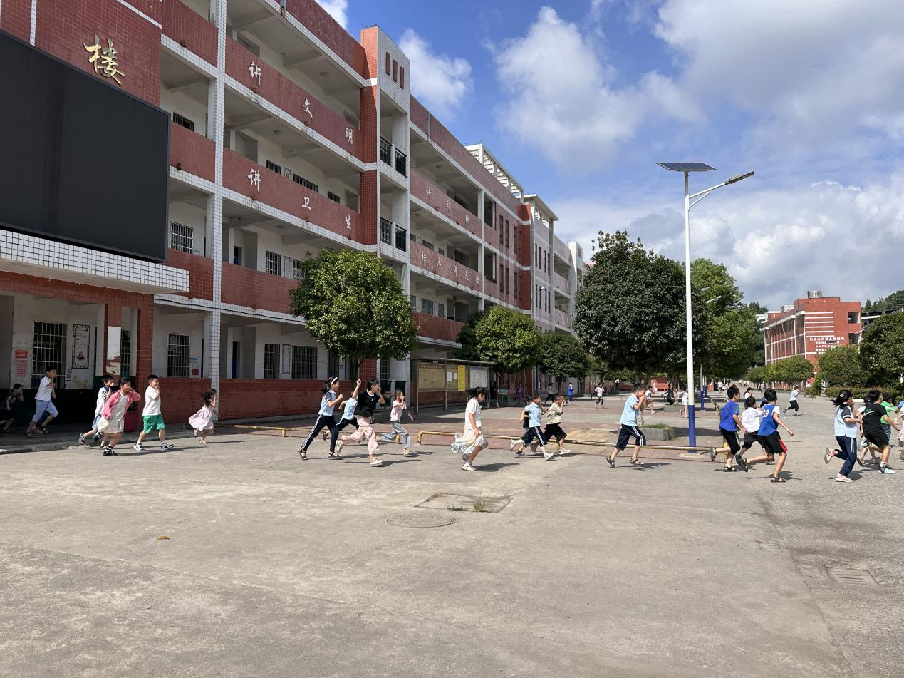 金石鎮(zhèn)水頭學(xué)校舉行消防安全演練