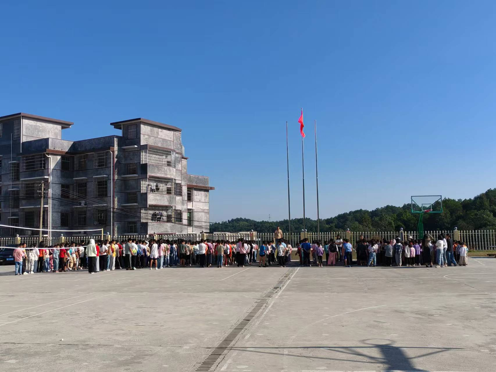 三閣司鎮(zhèn)長鋪中心小學舉行莊嚴升旗儀式