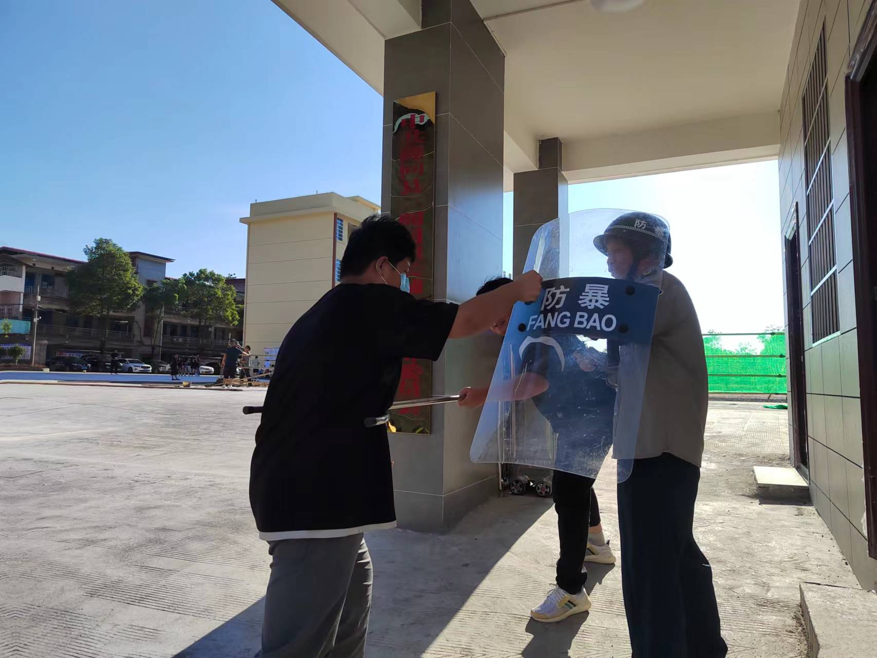 三閣司鎮(zhèn)｜長(zhǎng)鋪中學(xué)：開(kāi)展反恐防暴安全演練