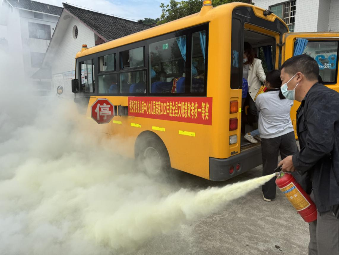 新寧縣崀山鎮(zhèn)中心幼兒園開展 校車應(yīng)急安全演練
