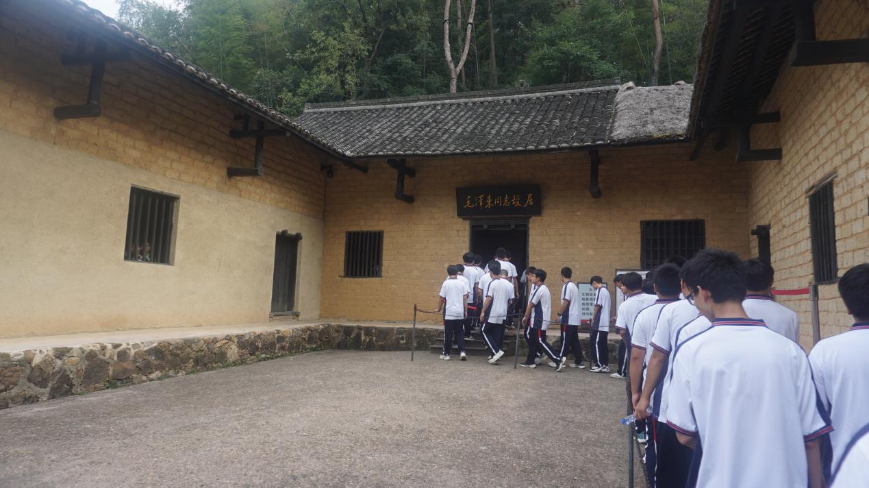 把課堂搬進(jìn)紅色熱土