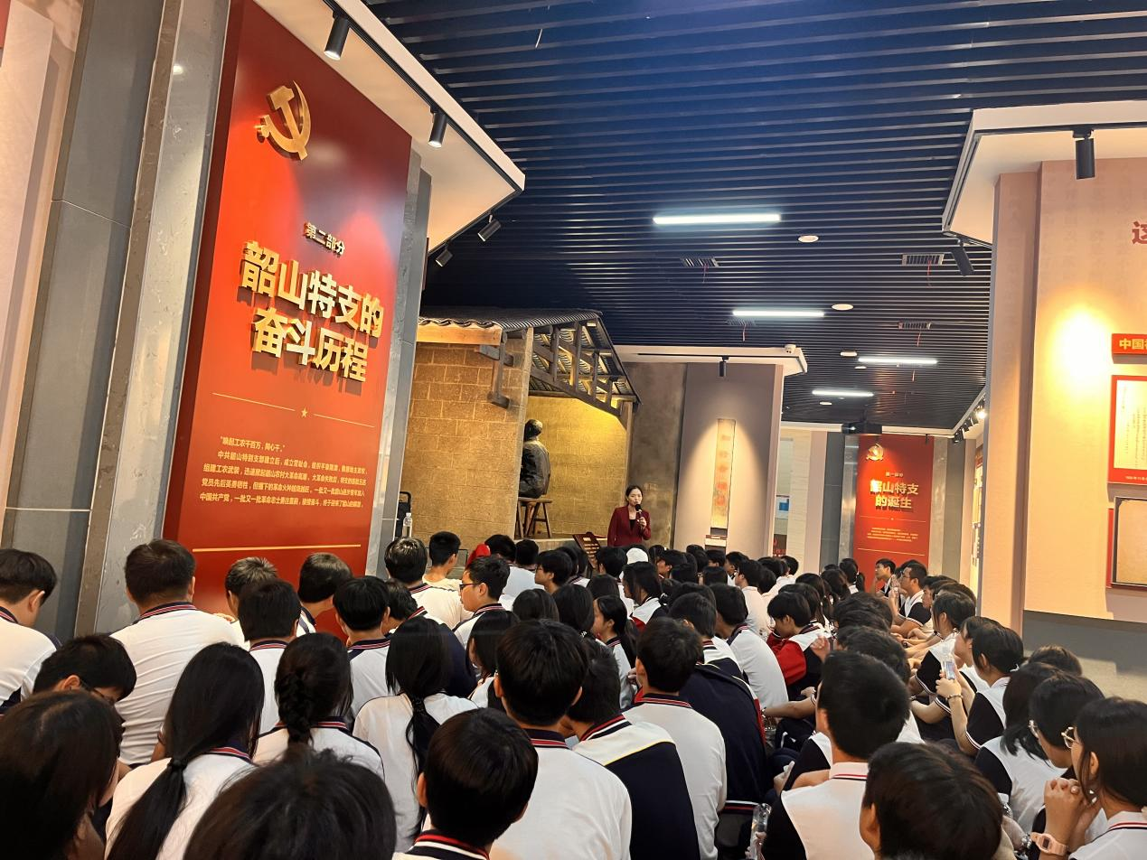 把課堂搬進(jìn)紅色熱土