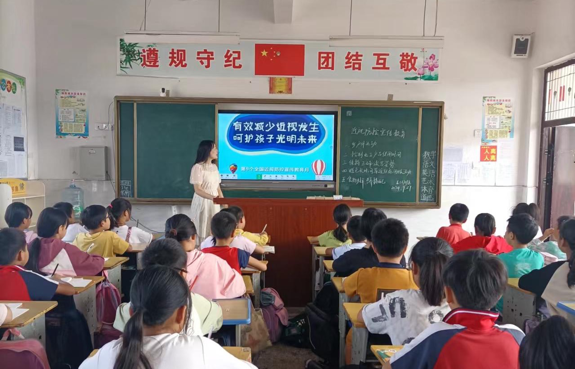 新寧縣白沙中心小學開展“近視防控”主題班會