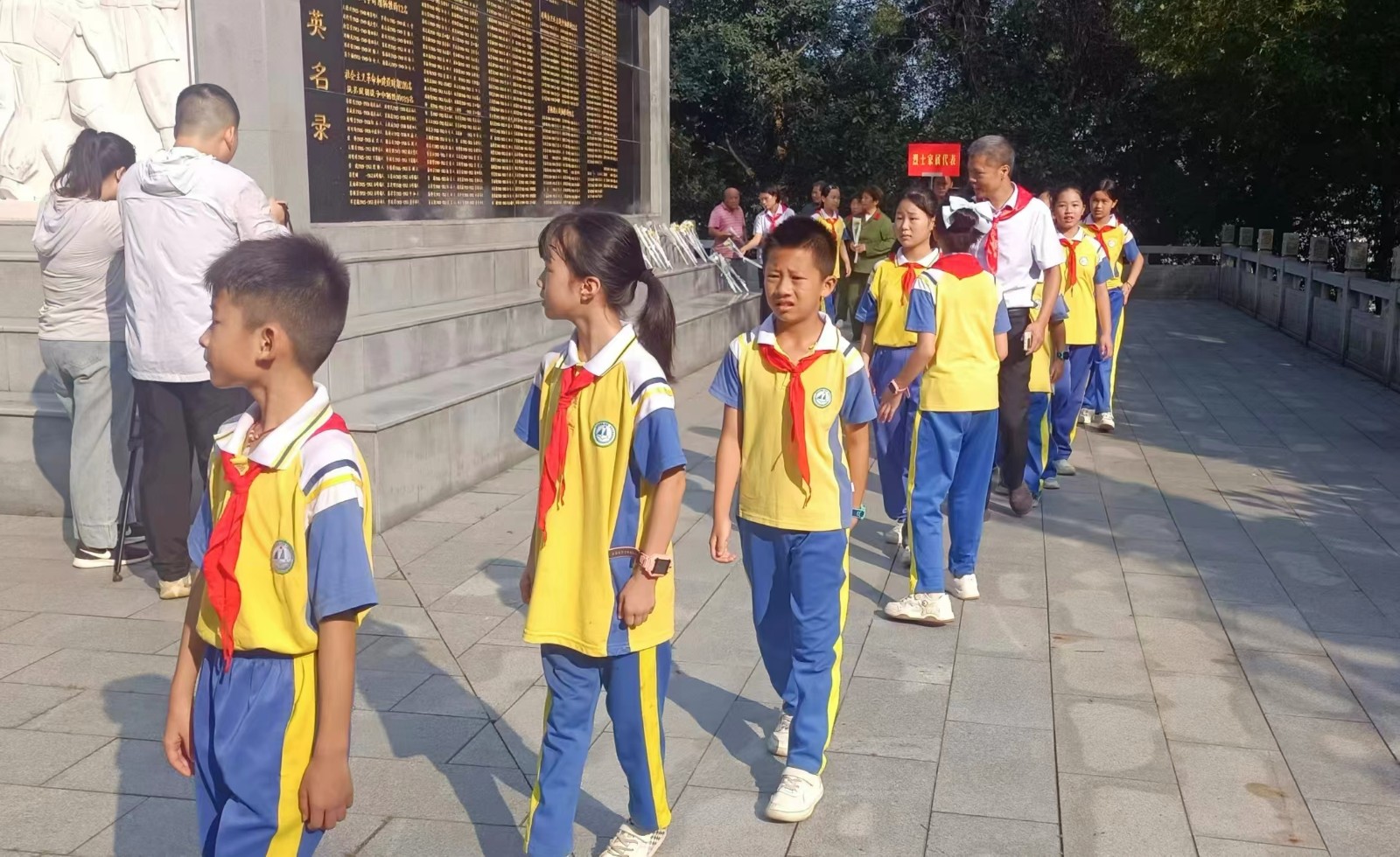 緬懷先烈志，共鑄中華魂