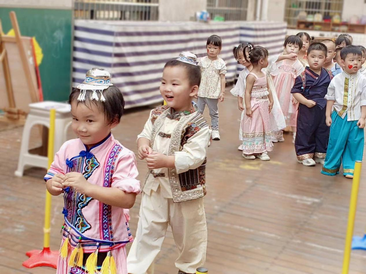 展民族風(fēng)采，慶國慶華章