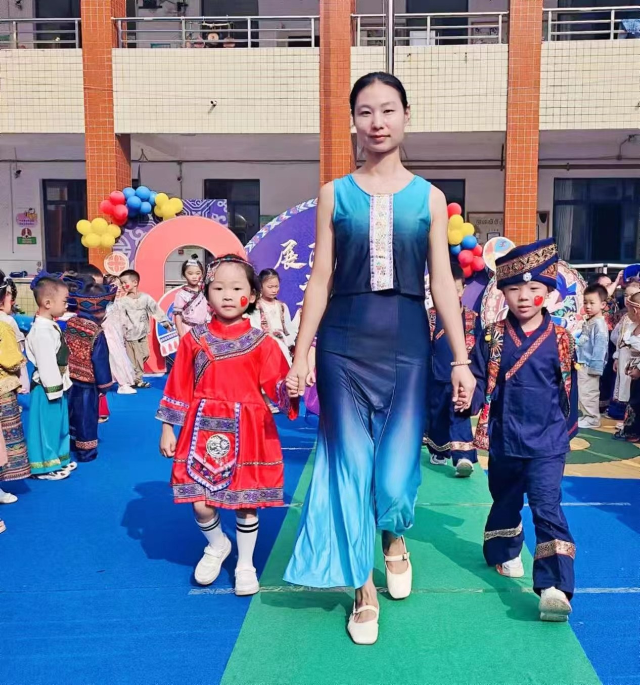 展民族風(fēng)采，慶國慶華章