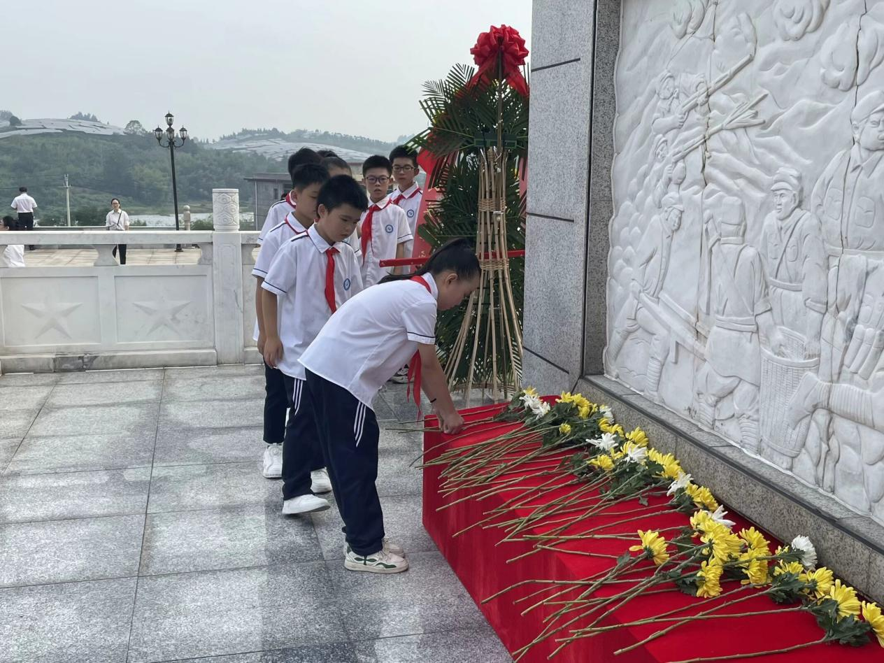 追憶崢嶸歲月  弘揚(yáng)先烈精神