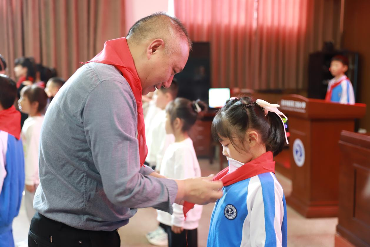 城區(qū)二?。盒玛?duì)員揚(yáng)帆起航，少先隊(duì)再添新彩