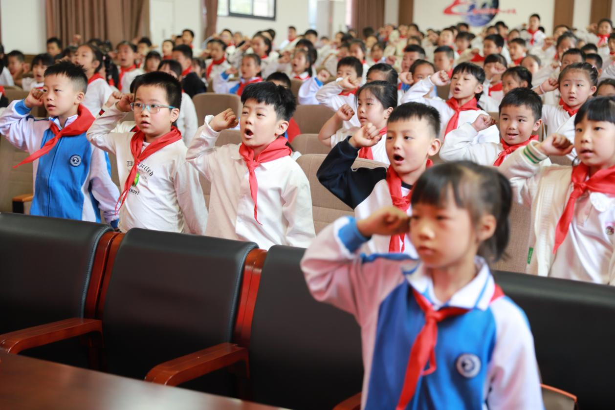 城區(qū)二?。盒玛?duì)員揚(yáng)帆起航，少先隊(duì)再添新彩