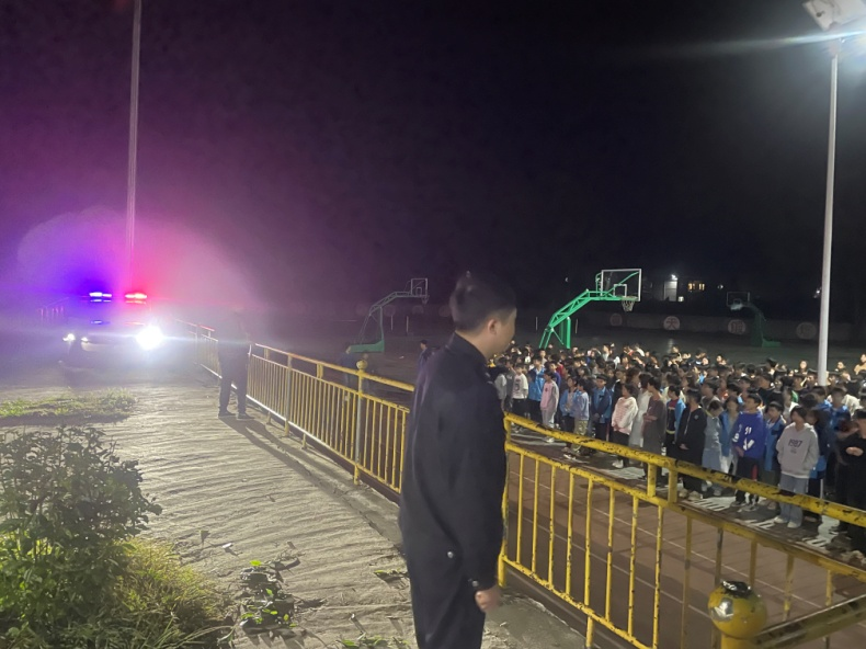 新寧五中開展秋季學(xué)期緊急疏散演練