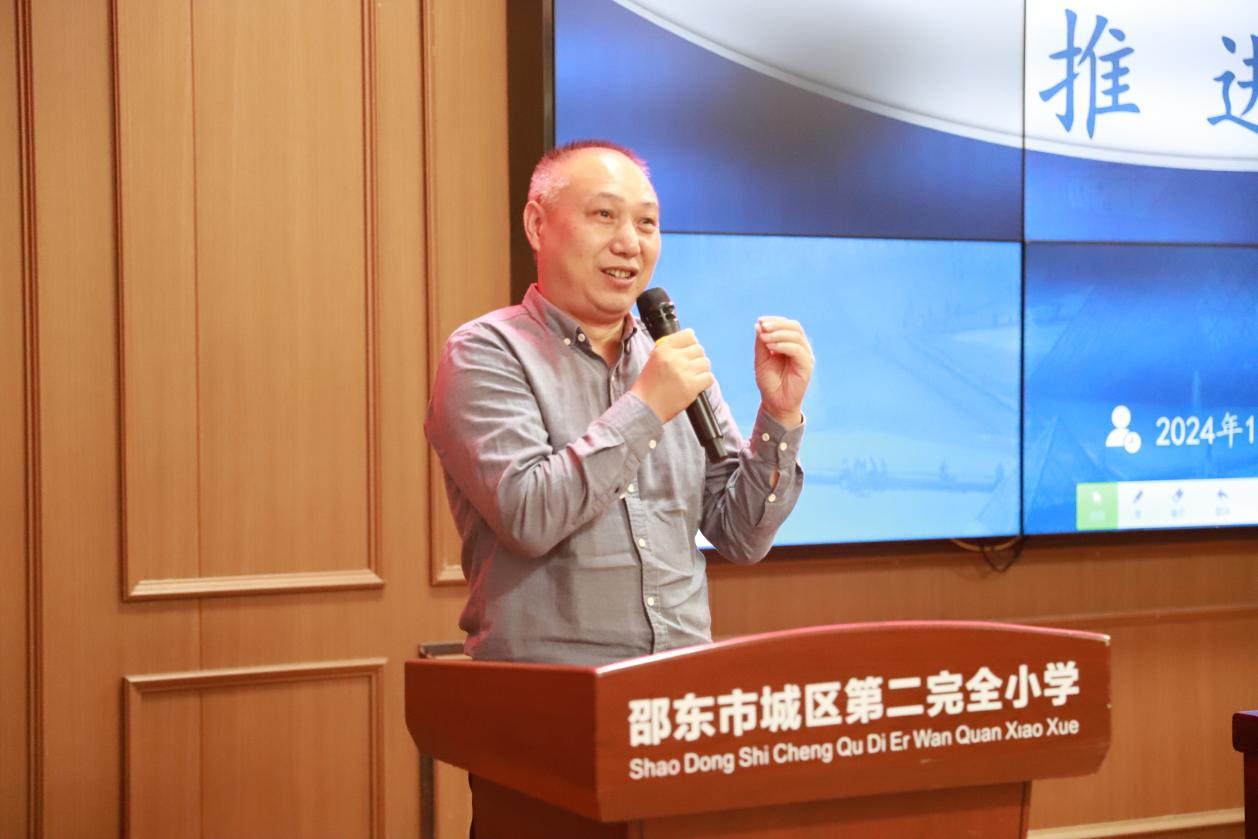 城區(qū)二小開展主題式校本研修實(shí)施推進(jìn)會(huì)