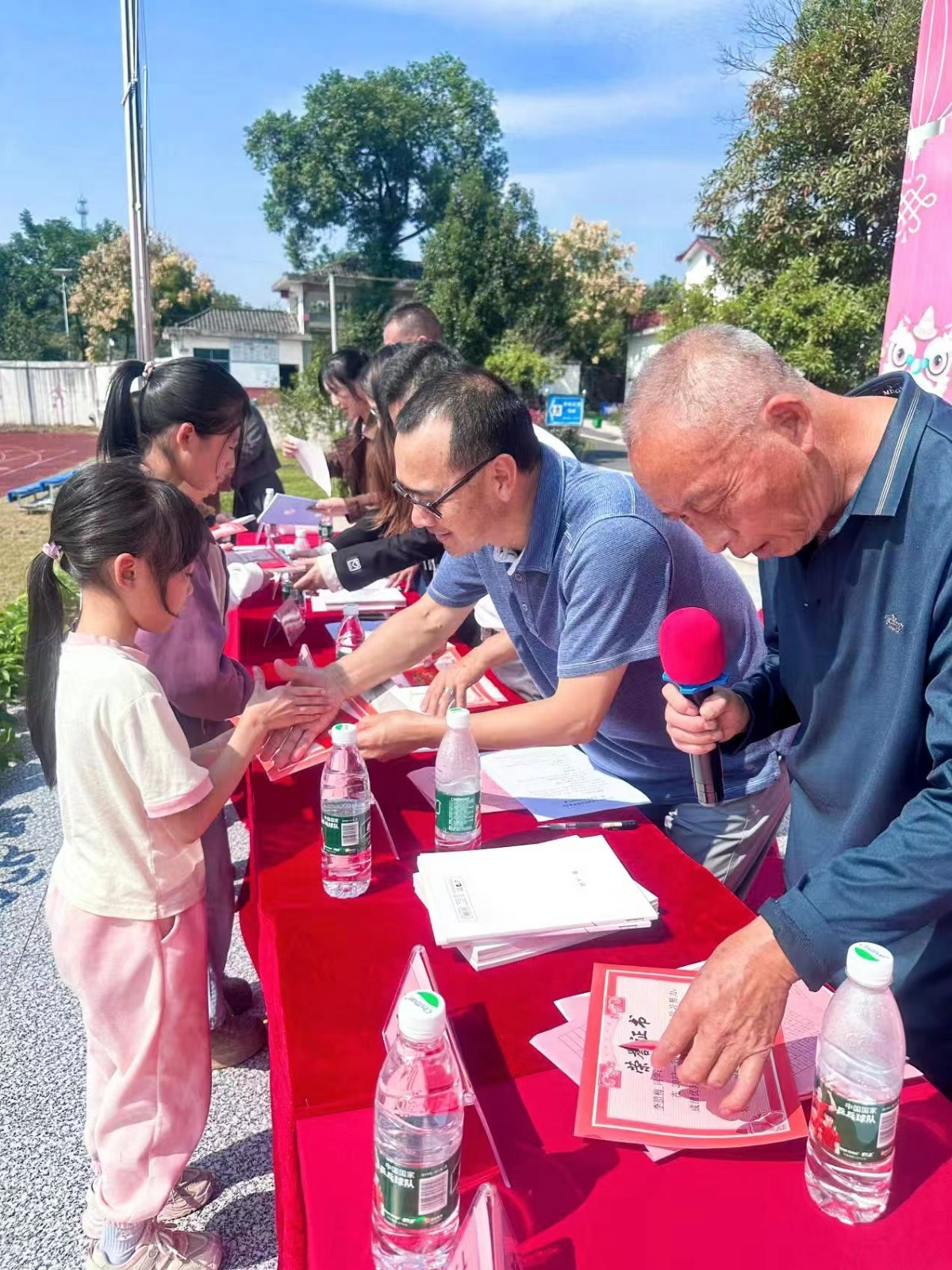 新寧縣崀山鎮(zhèn)中心學校 舉行第二屆“明志教育基金”頒獎典禮