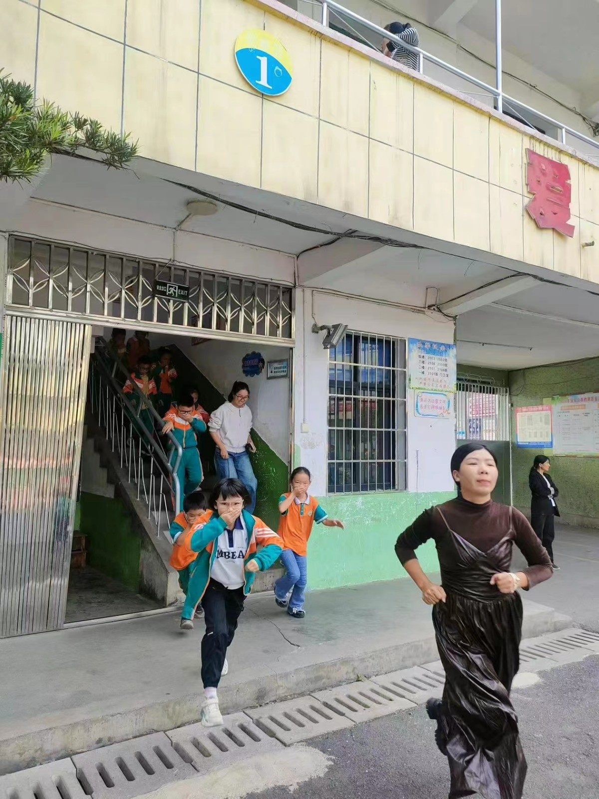 解放小學(xué)開展秋季學(xué)期消防安全緊急疏散演練