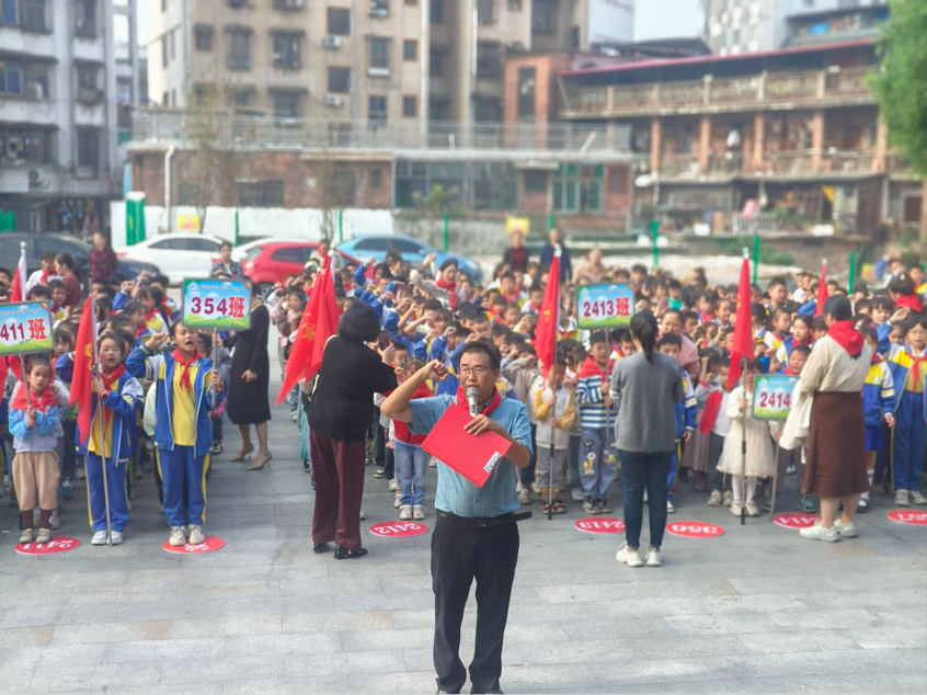 “紅領(lǐng)巾心向黨，爭(zhēng)做新時(shí)代好隊(duì)員”