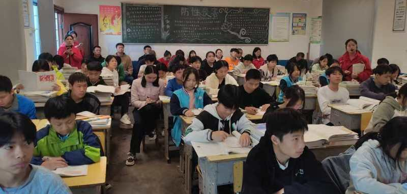 芙蓉集團(tuán)聯(lián)袂視導(dǎo)啟智路，黃塘中學(xué)并肩奮進(jìn)育英才