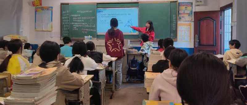 芙蓉集團(tuán)聯(lián)袂視導(dǎo)啟智路，黃塘中學(xué)并肩奮進(jìn)育英才