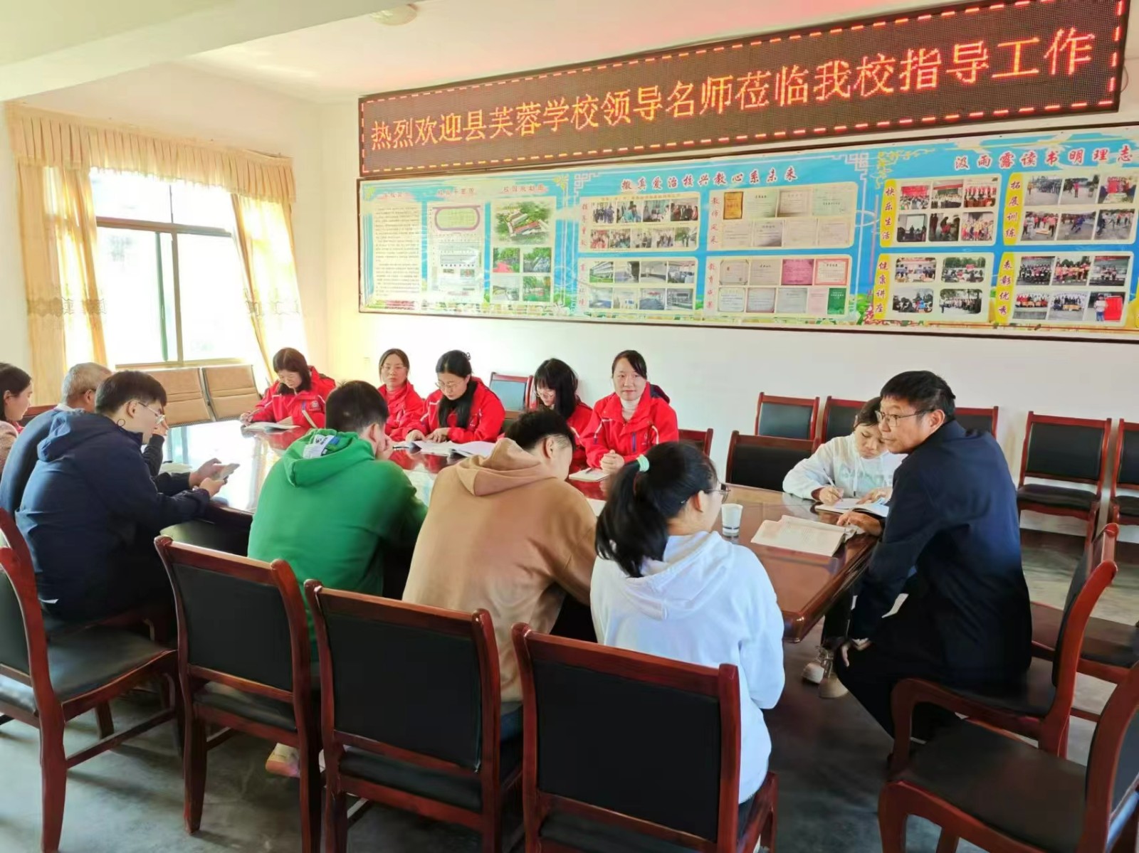 芙蓉集團(tuán)聯(lián)袂視導(dǎo)啟智路，黃塘中學(xué)并肩奮進(jìn)育英才