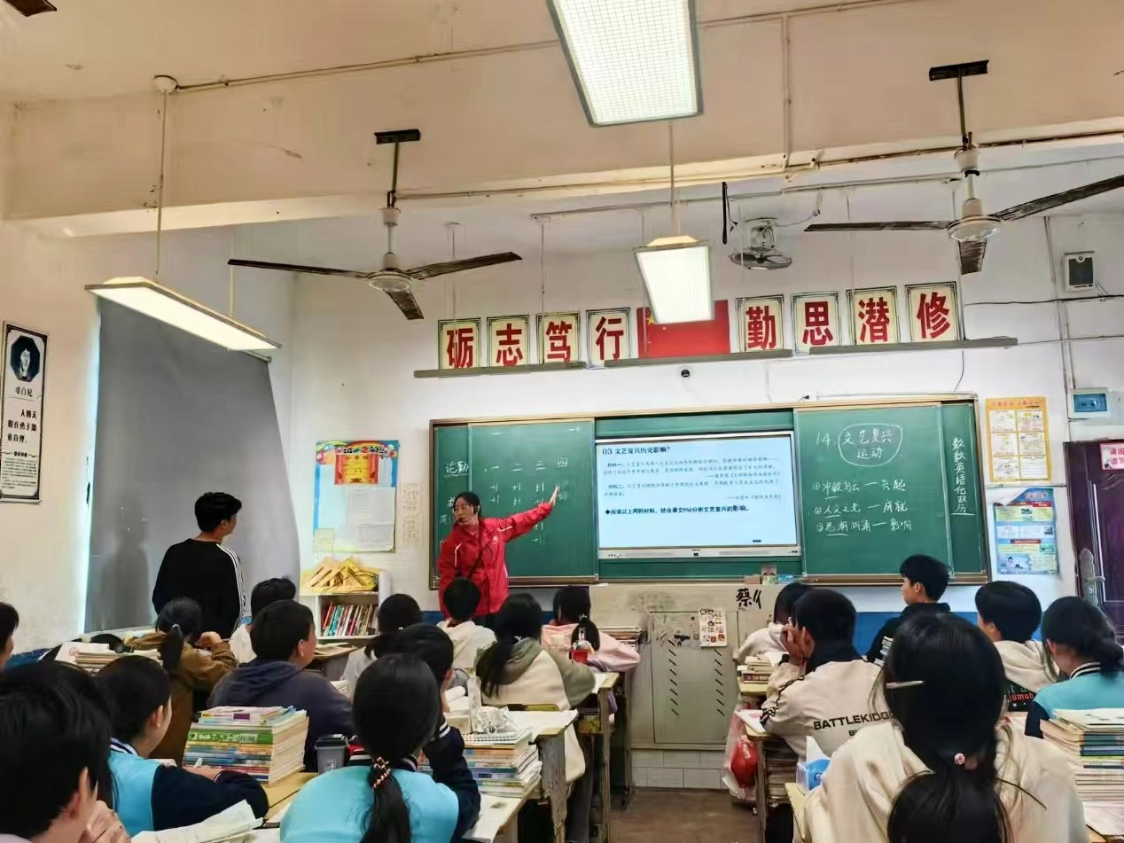 芙蓉集團(tuán)聯(lián)袂視導(dǎo)啟智路，黃塘中學(xué)并肩奮進(jìn)育英才