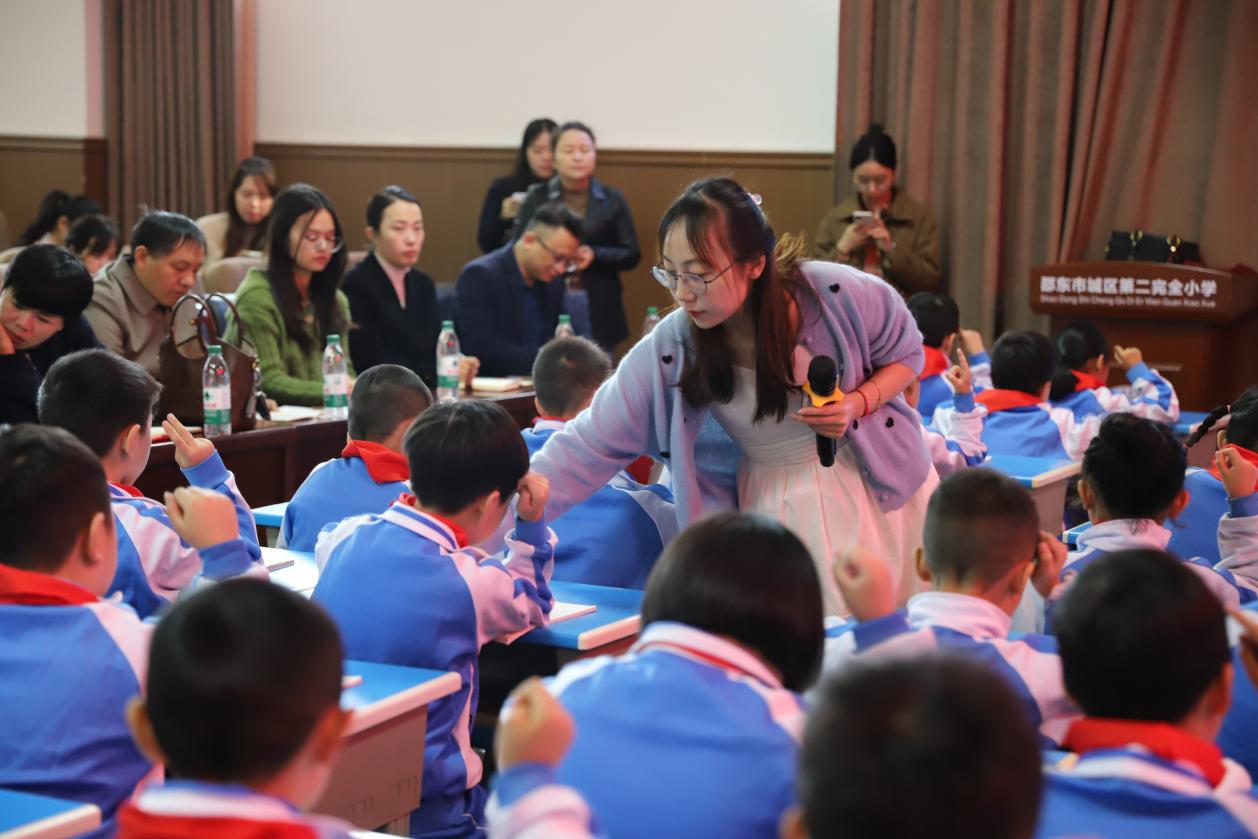 城區(qū)二小舉行“壹課堂”主題式校本研修