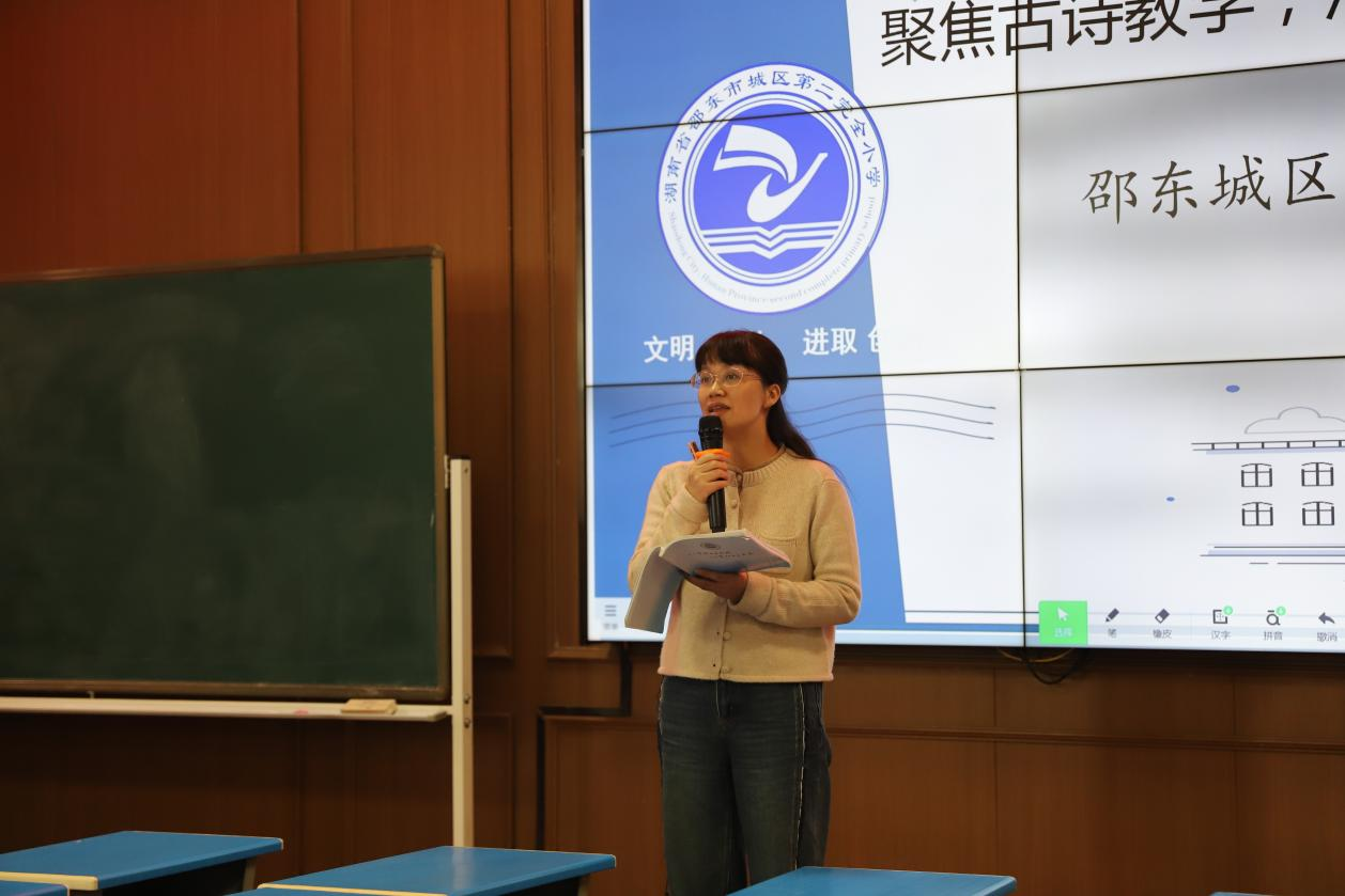 城區(qū)二小舉行“壹課堂”主題式校本研修