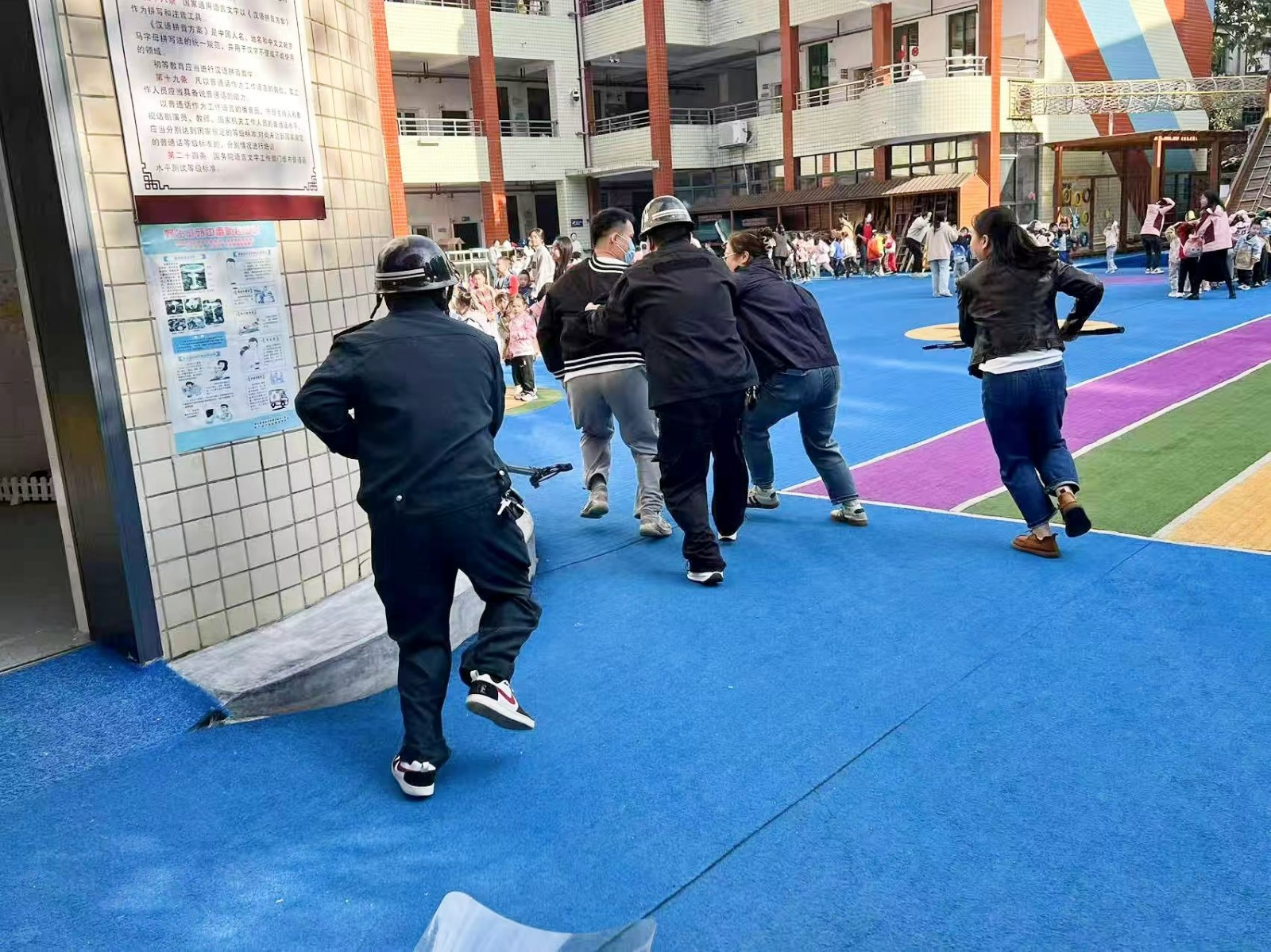 以“演”筑防，臨“暴”不亂