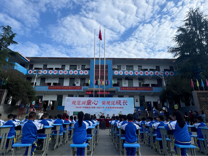 秋高氣爽展風(fēng)采，精神飽滿向未來