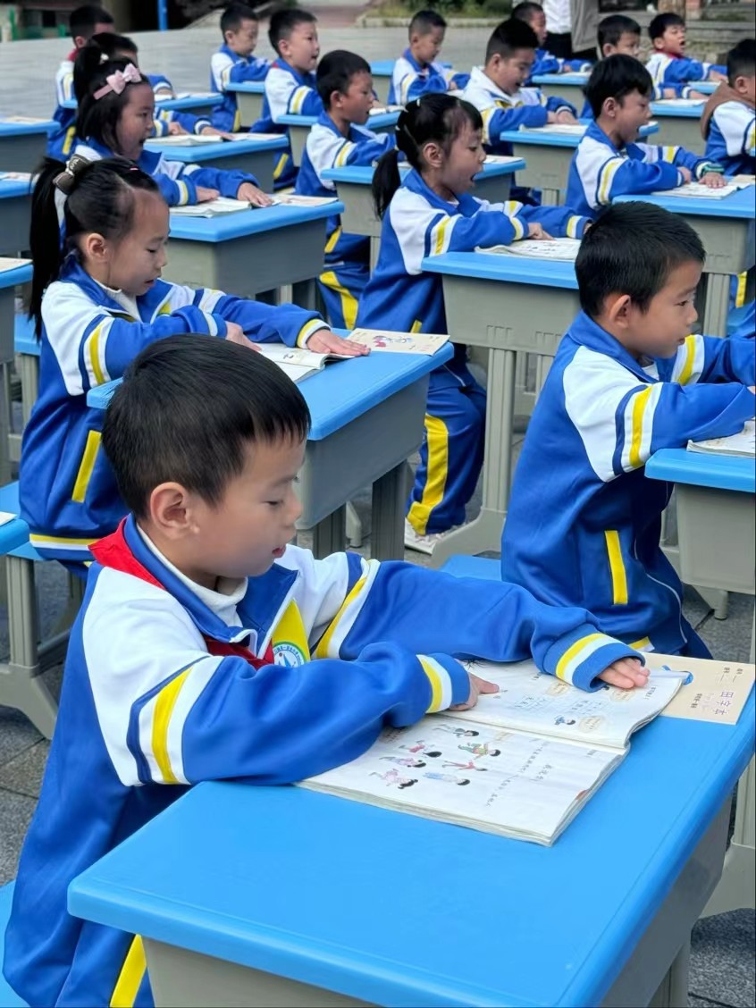 秋高氣爽展風(fēng)采，精神飽滿向未來