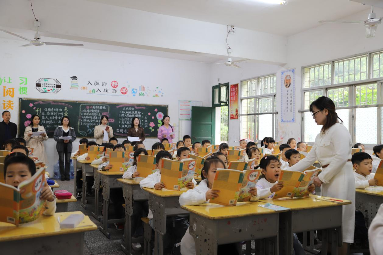 城區(qū)二小舉行一年級常規(guī)展示活動(dòng)