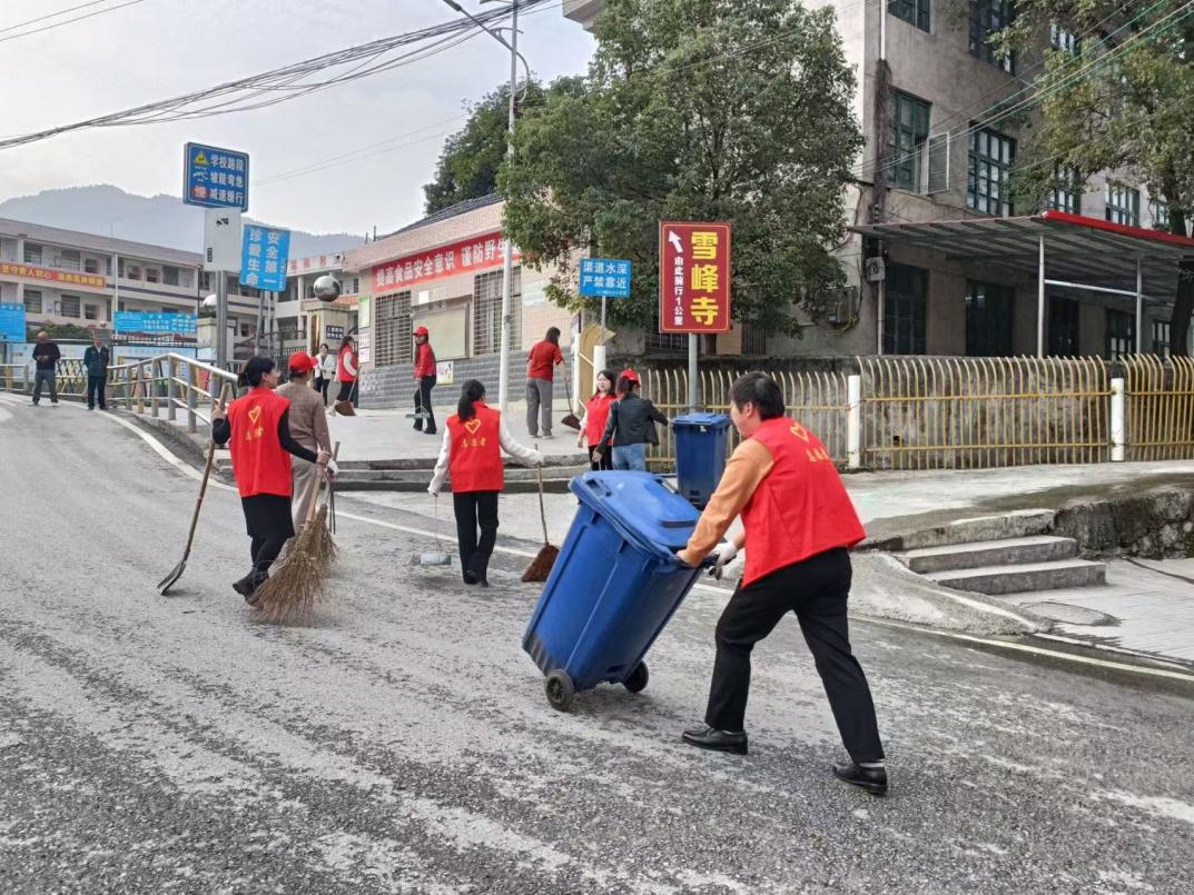 山門鎮(zhèn)山門片小學(xué)支部開展校園周邊環(huán)境整治