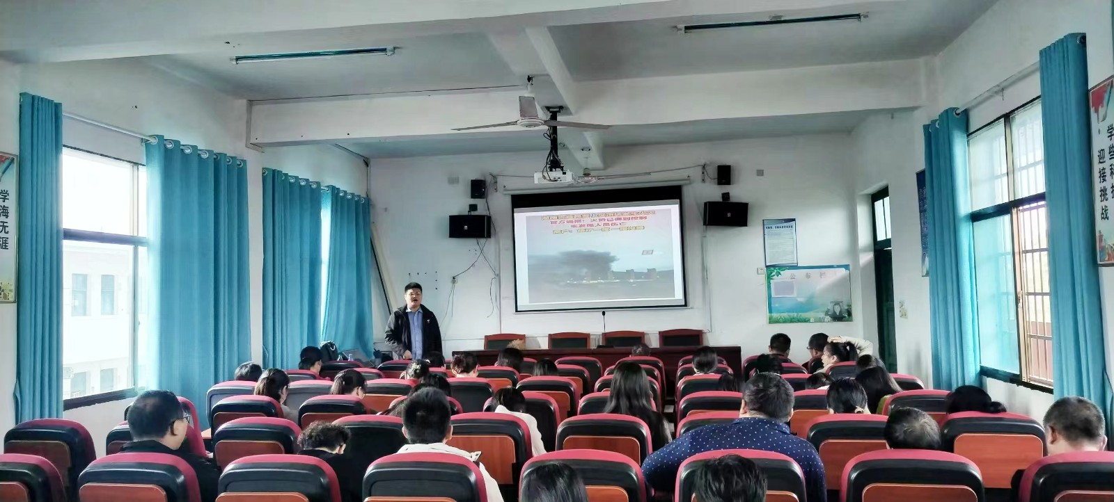 白沙中心小學舉行秋季學期消防安全知識講座及緊急疏散演練