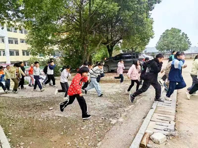 白沙中心小學舉行秋季學期消防安全知識講座及緊急疏散演練