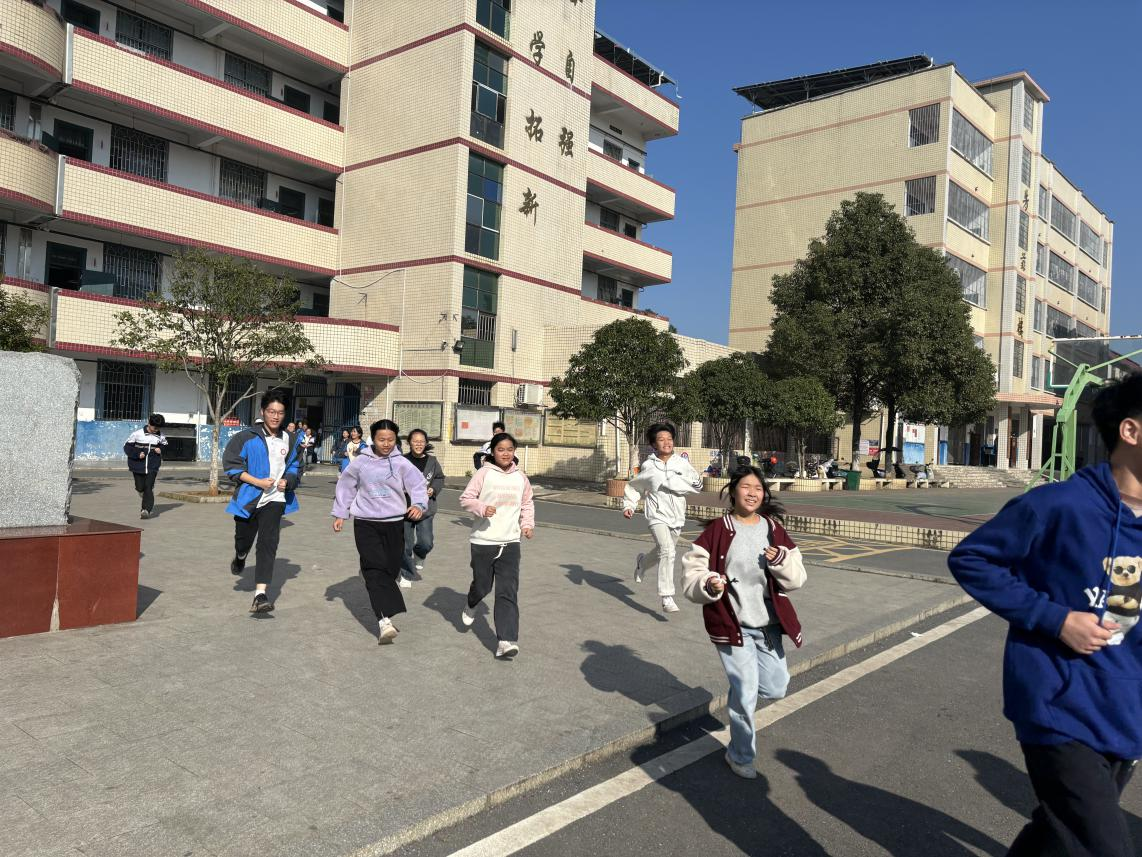 青云中學(xué)成功舉行綜治安全演練，為校園安全筑牢防線