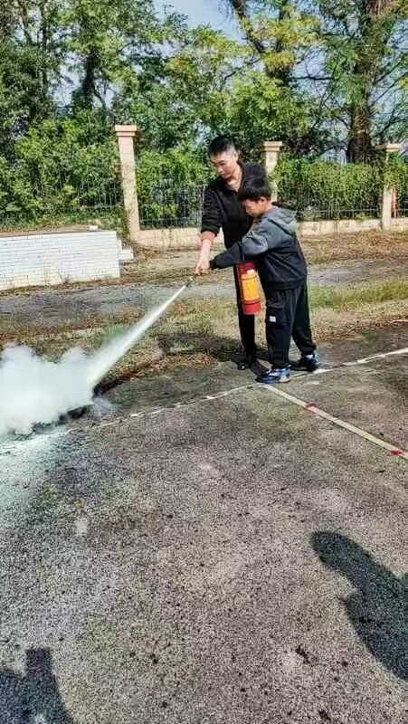 萬塘鄉(xiāng)白馬田中學(xué)開展疏散演練和消防知識培訓(xùn)會