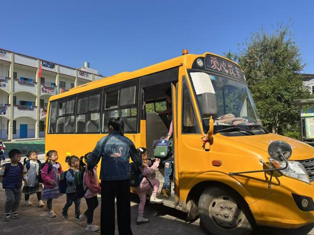 秋回龍寺鎮(zhèn)中心幼兒園校車安全消防演練