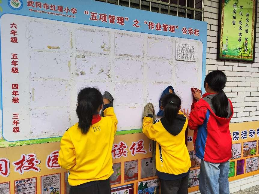 清理校園牛皮蘚，爭(zhēng)當(dāng)環(huán)境保衛(wèi)者