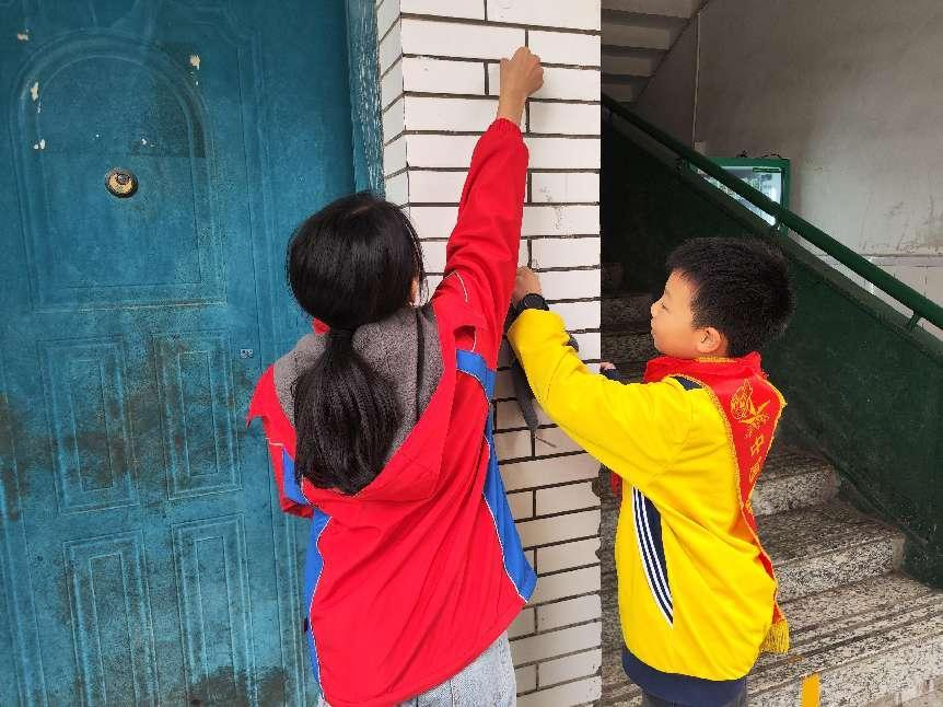 清理校園牛皮蘚，爭(zhēng)當(dāng)環(huán)境保衛(wèi)者