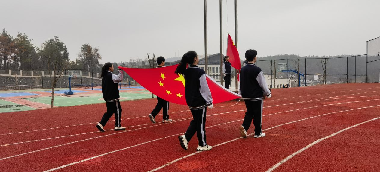 白倉鎮(zhèn)芙蓉學校舉行國旗下的講話“愛護校園公物，爭做校園主人”
