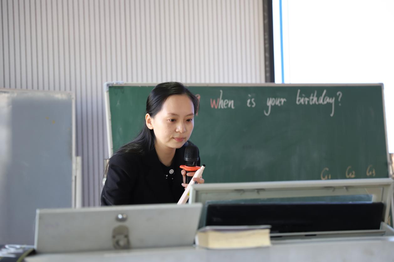 城區(qū)二小舉行“國(guó)培計(jì)劃”主題式校本研修項(xiàng)目“壹課堂”英語(yǔ)校本研修