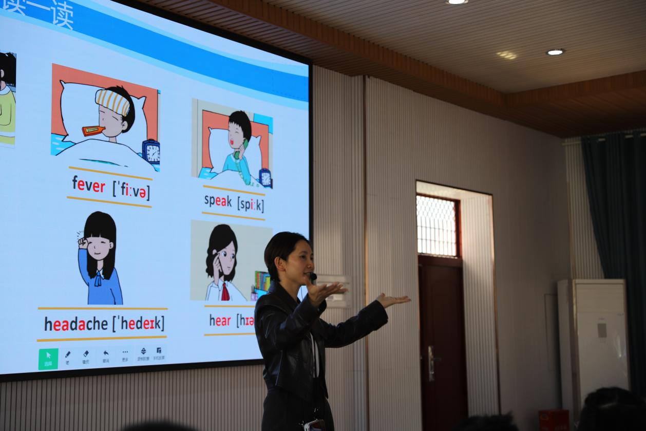 城區(qū)二小舉行“國(guó)培計(jì)劃”主題式校本研修項(xiàng)目“壹課堂”英語(yǔ)校本研修