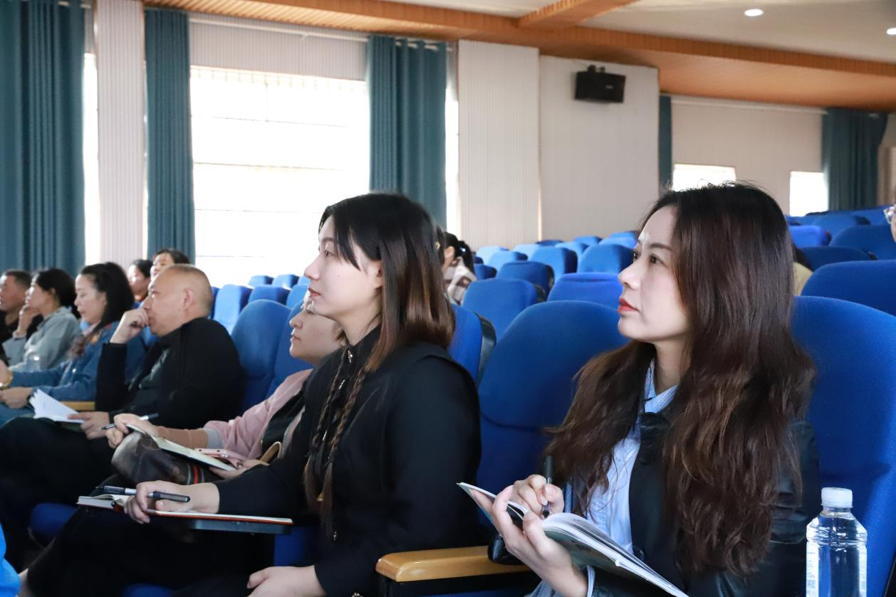 城區(qū)二小舉行“國(guó)培計(jì)劃”主題式校本研修項(xiàng)目“壹課堂”英語(yǔ)校本研修